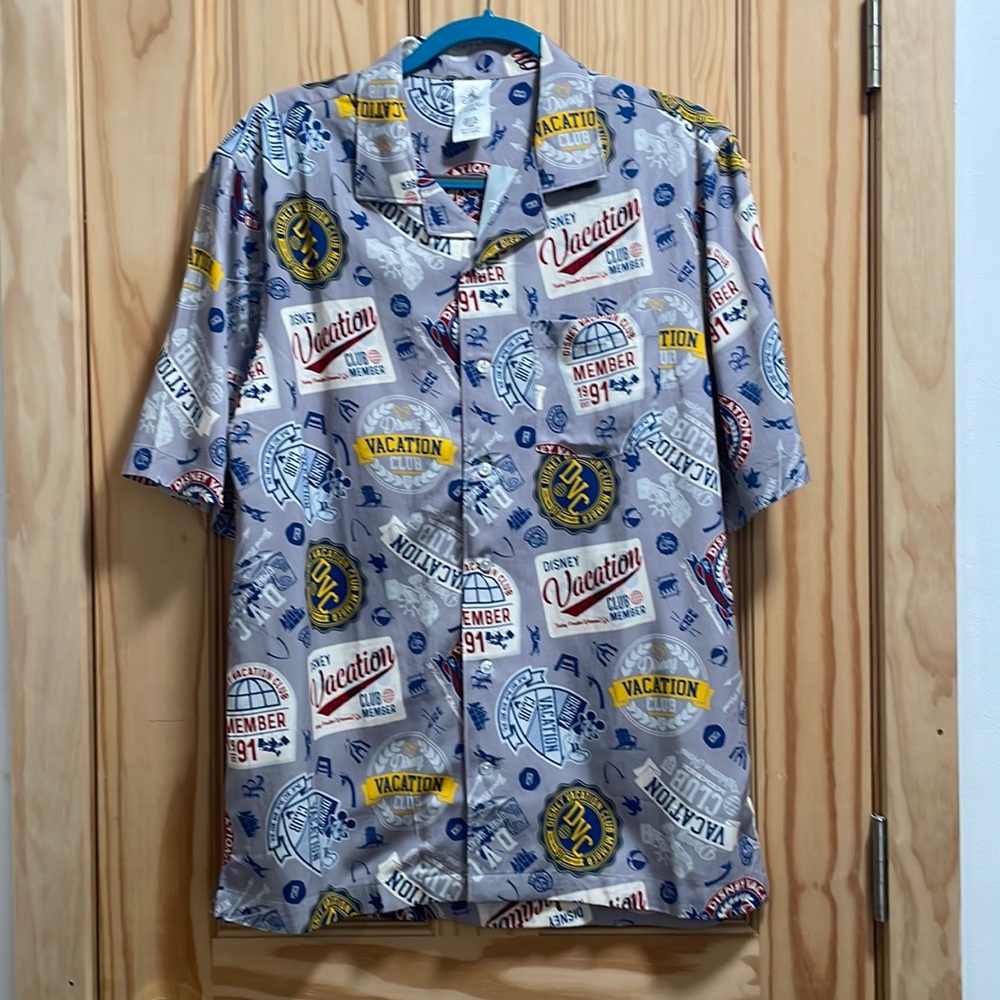 BNWT 2022 DVC Disney Vacation Club Mens Hawaiian Style Camp Shirt Sz S RARE HTF